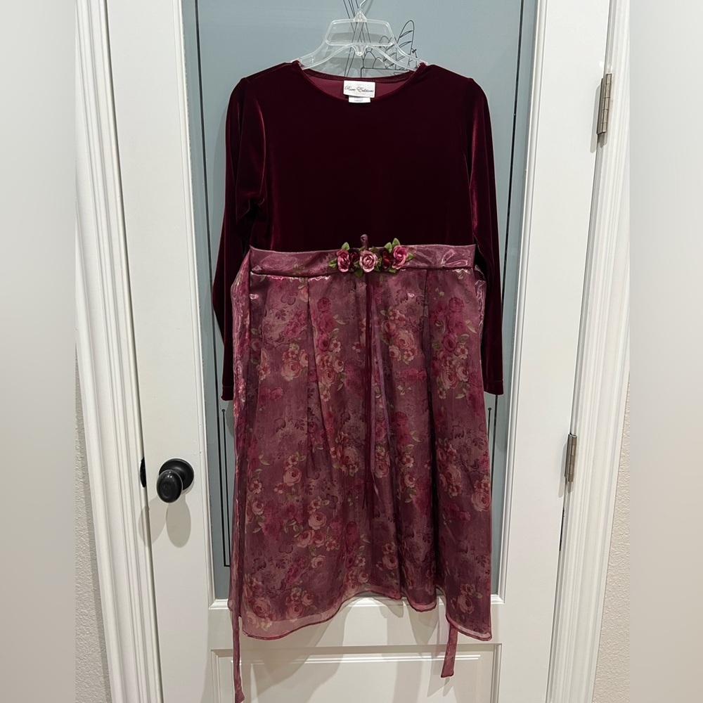 MAKE AN OFFER! 

Children’s holiday dress. Size 12